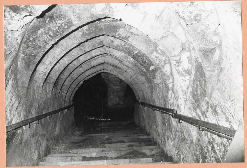 escalier d’accès aux salles souterraines