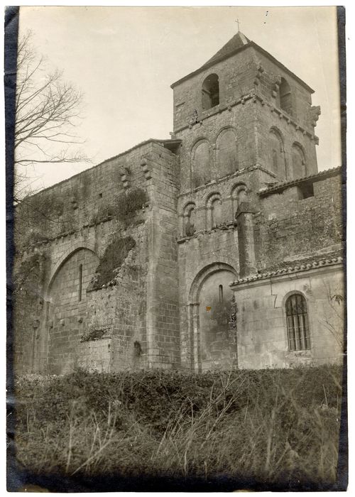 façade latérale sud-ouest, vue partielle