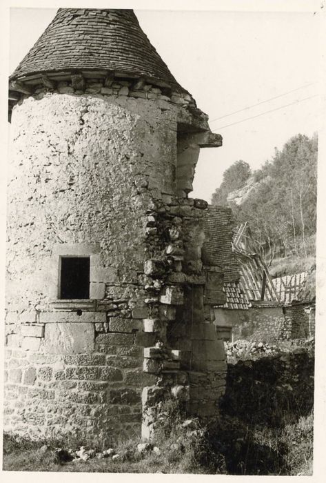 tour isolée au sud-est du château le long du chemin d’accès