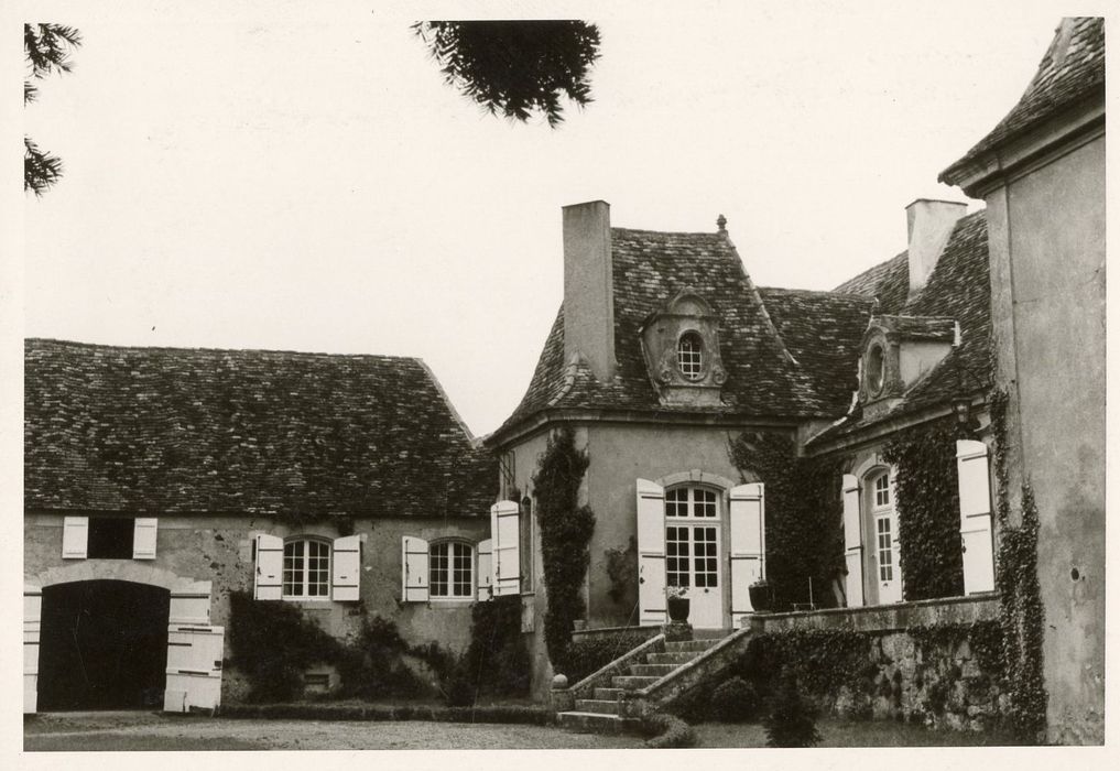 communs, façade sud-est et pavillon nord du logis