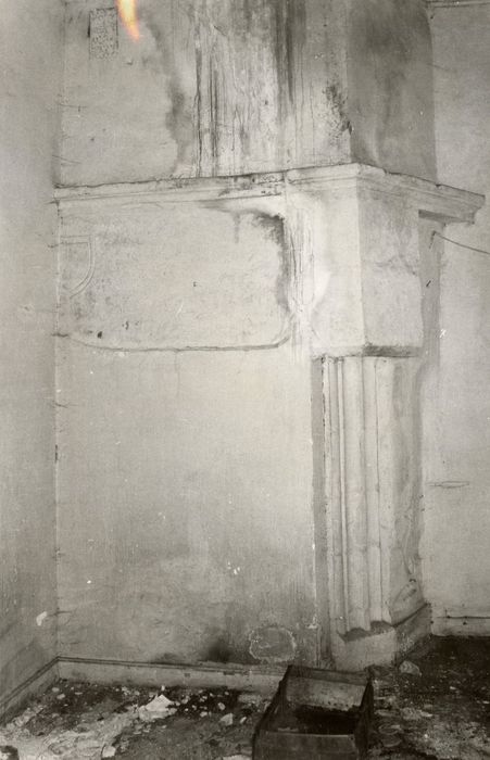 1er étage, ancienne cheminée monumentale