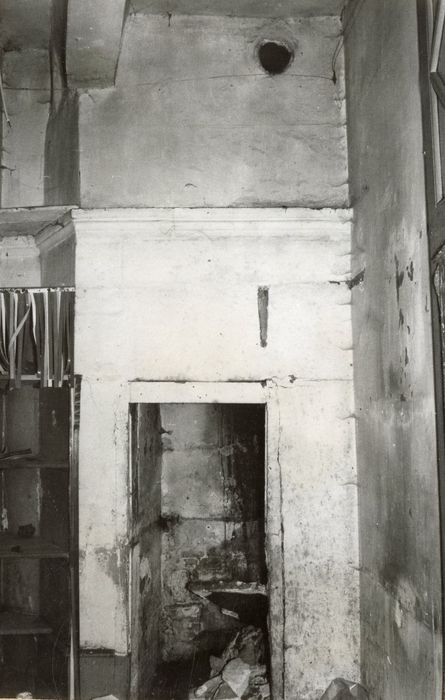 1er étage, ancienne cheminée monumentale