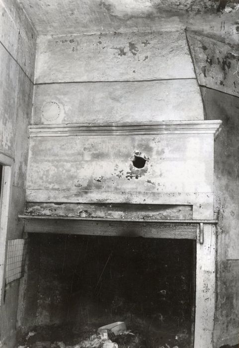 2e étage, ancienne cheminée monumentale