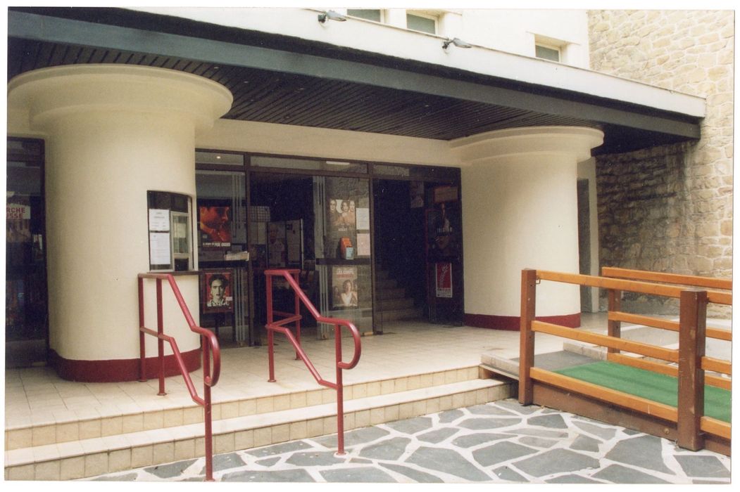 entrée et ancien guichet du cinéma