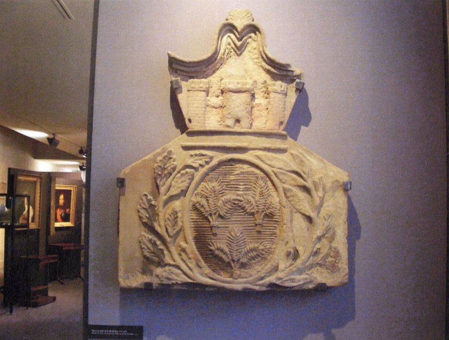 fragment lapidaire de la porte d’accès sur rue (photographie numérisée)