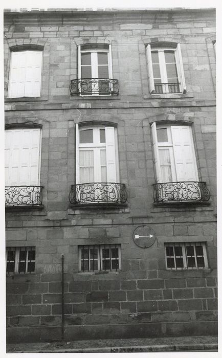 façade sur rue, vue partielle