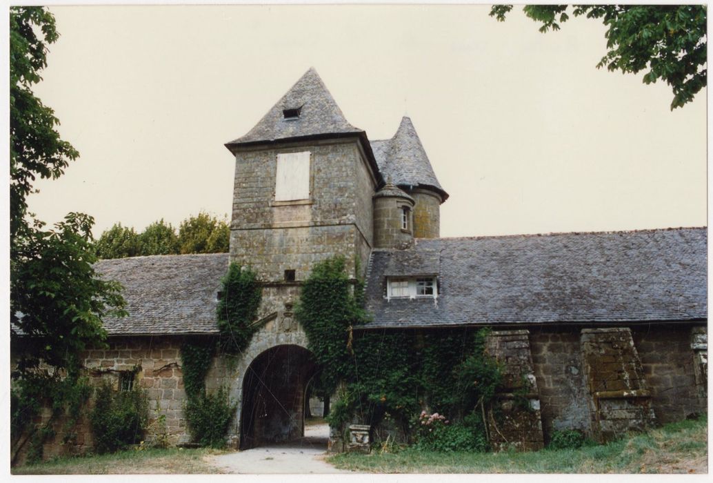 bâtiment fermant la cour d’honneur au sud-ouest, façade sud-ouest