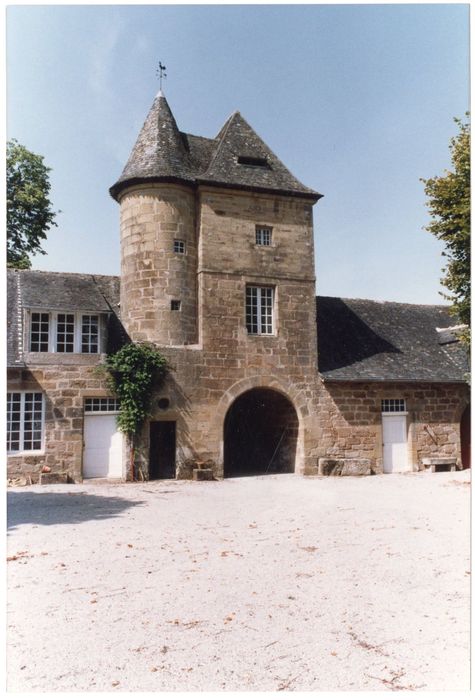 bâtiment fermant la cour d’honneur au sud-ouest, porche d’entrée, élévation nord-est