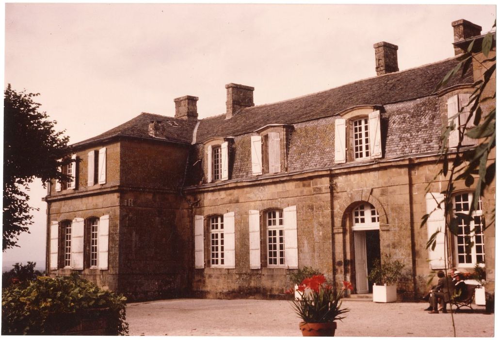 logis, façade sud-ouest, vue partielle