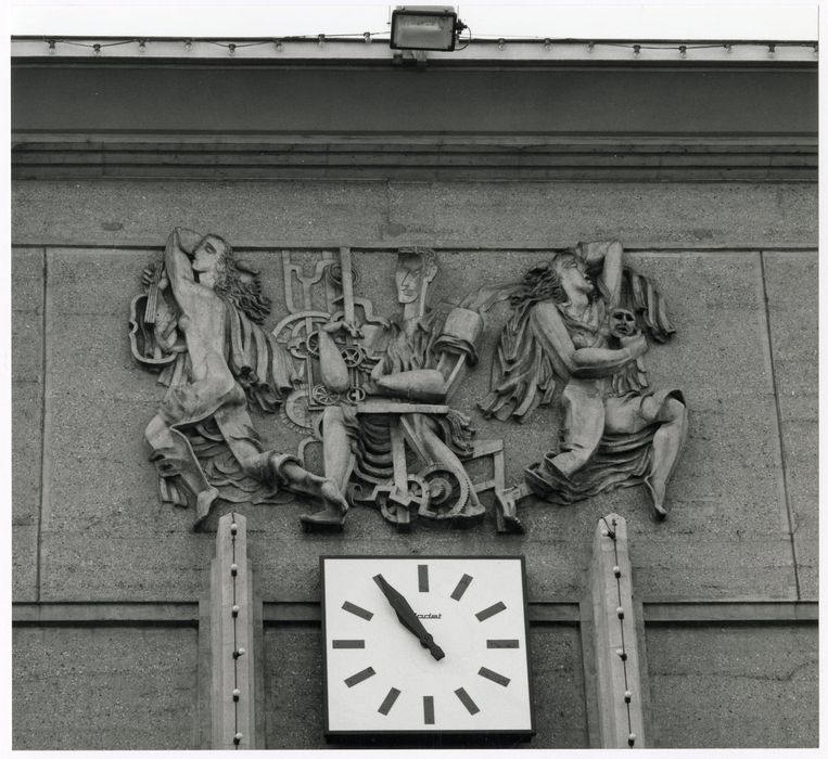 façade nord-est, détail d’un haut-relief