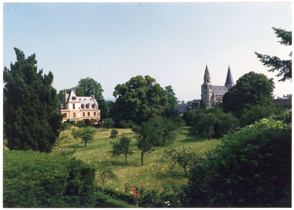 vue générale de la maison d’Ernest dans son environnement depuis la maison de Charles au Sud