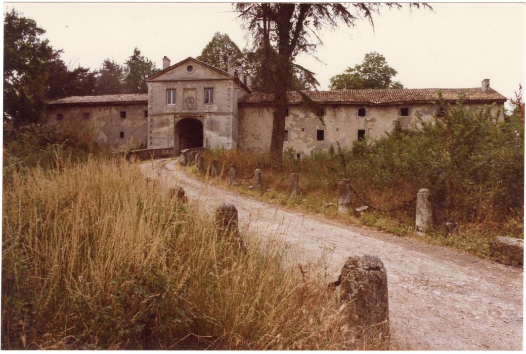 communs, façade est