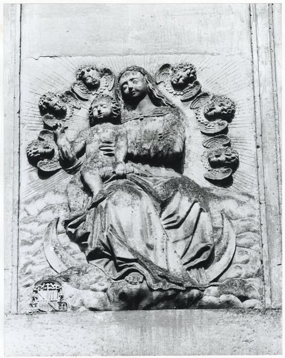 communs, façade est, détail d’un haut-relief : Vierge à l’Enfant