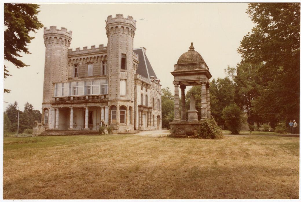 façade est et puits monumental