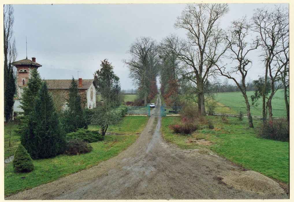 grande allée d’accès en direction du Sud