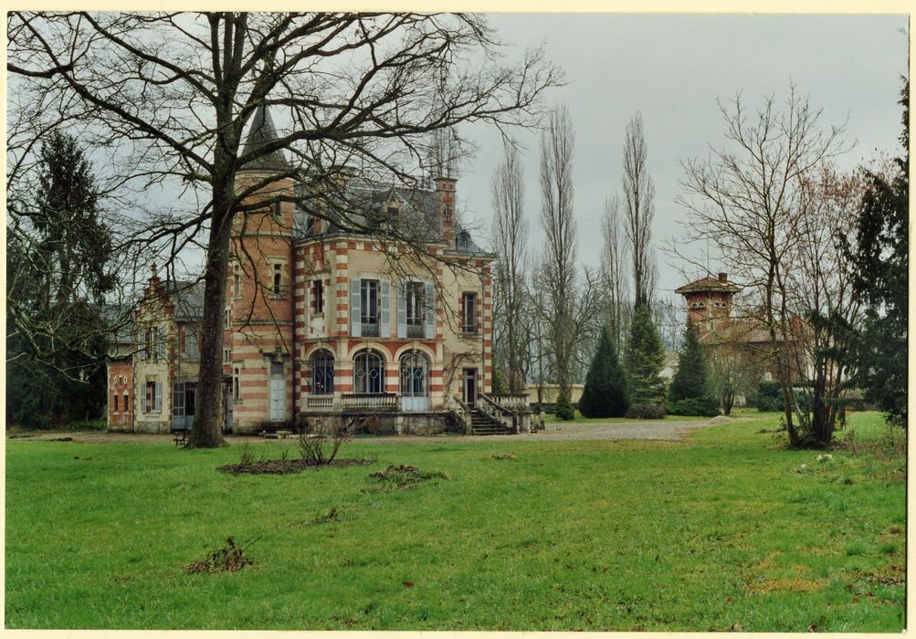 vue générale du logis dans son environnement depuis le Nord-Ouest
