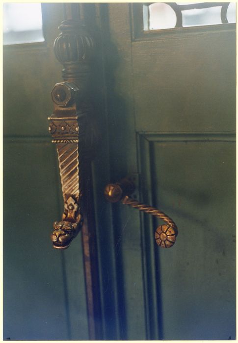 grand salon, détail d’une poignée d’une porte-fenêtre