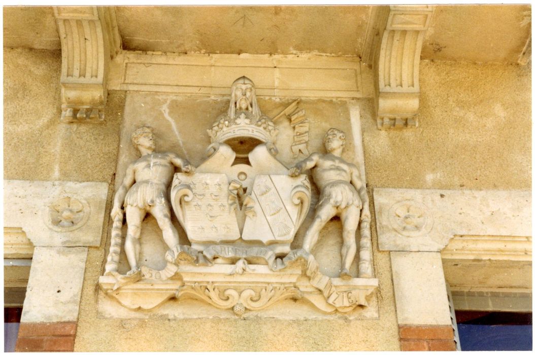 façade sud, détail d’un haut-relief armorié