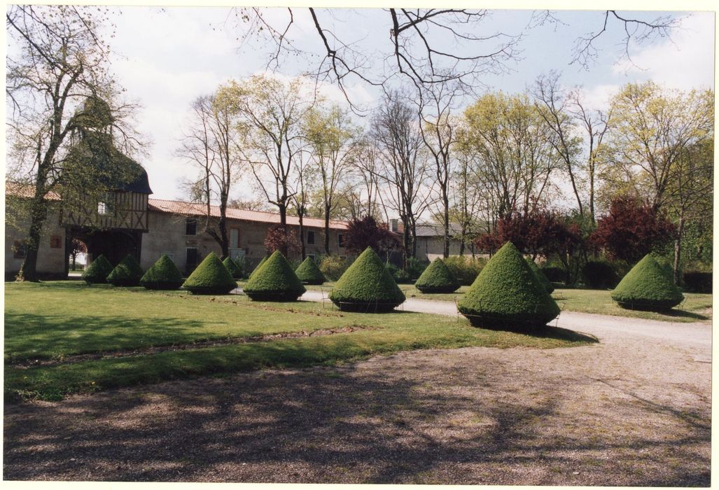 allée d’accès entre la porterie et la façade sud-ouest du château