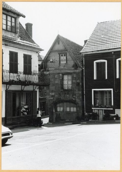 façade sur la place de l’Église