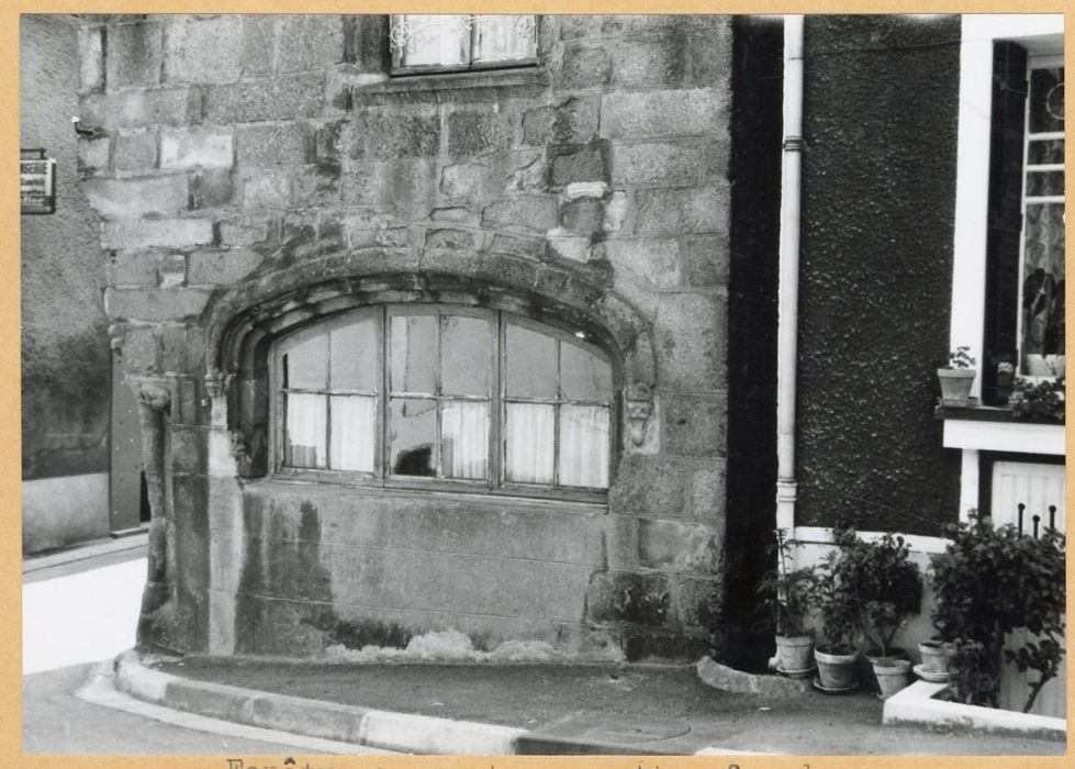 place de l’église, vue partielle de la façade