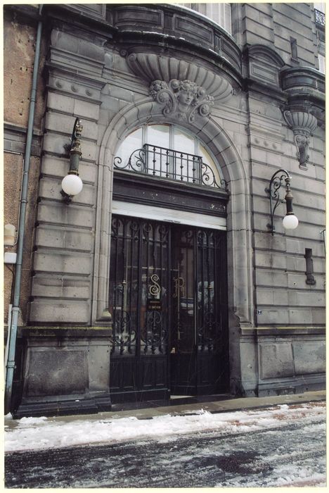portail d’accès sur la rue Jean Moulin