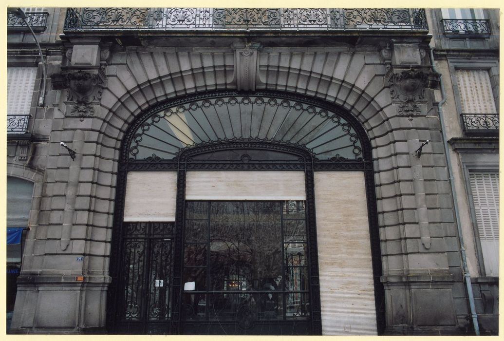 portail d’accès sur la rue Meynadier