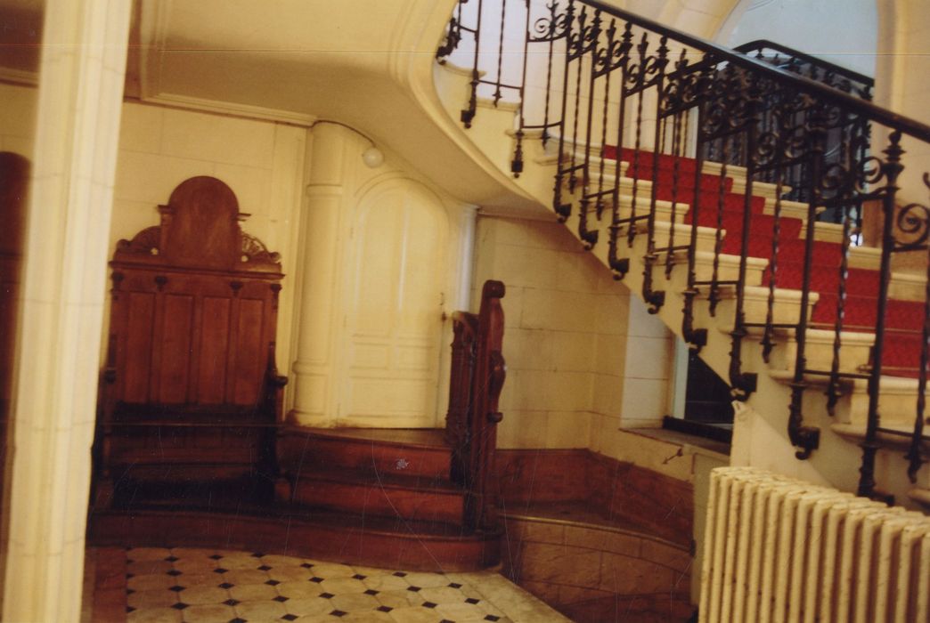 grand escalier depuis le vestibule de la rue Jean Moulin, vue partielle