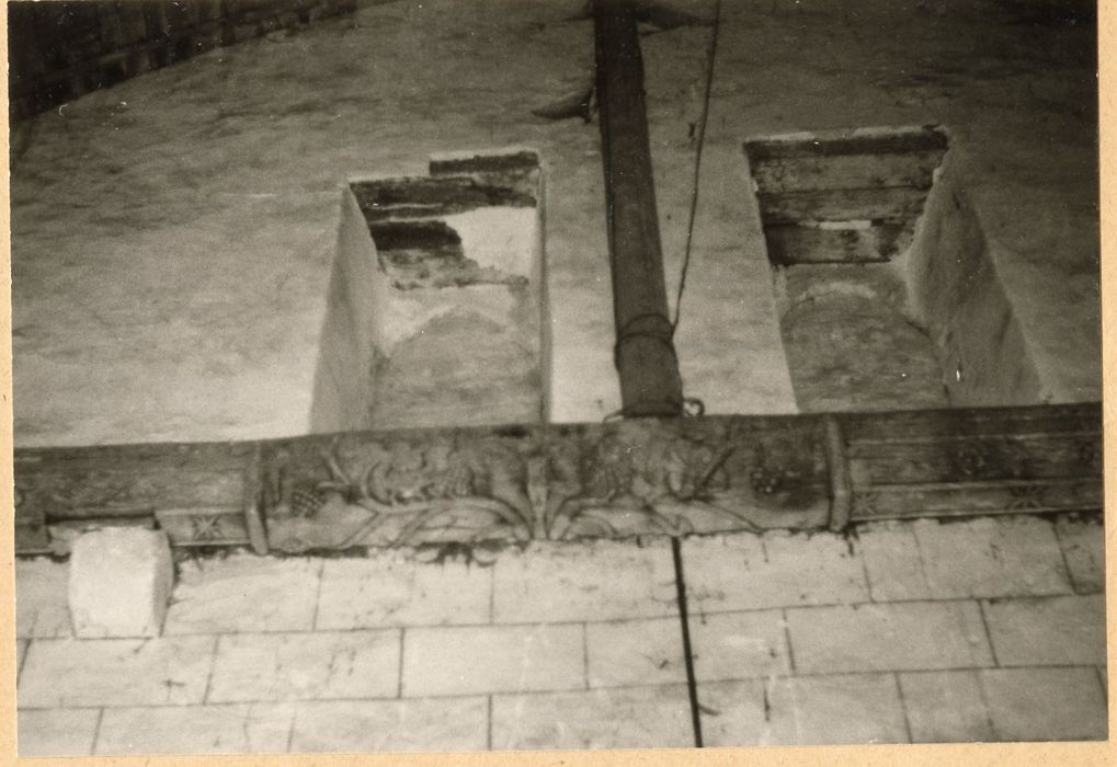 anciennes baies dans le mur ouest
