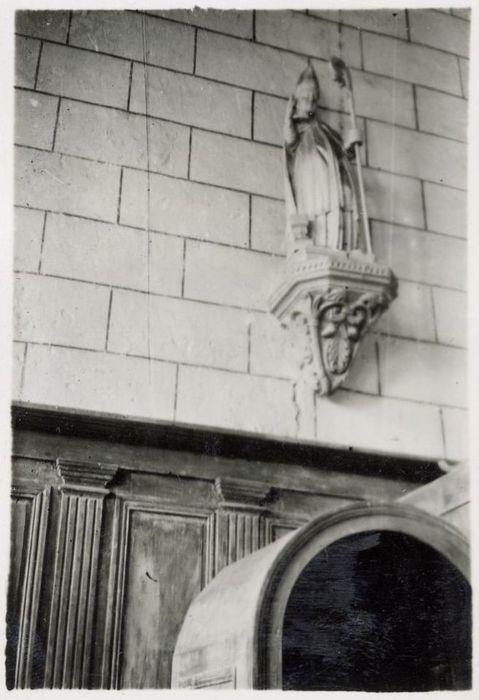 statue : Saint évêque (saint Éloi ?), profil gauche