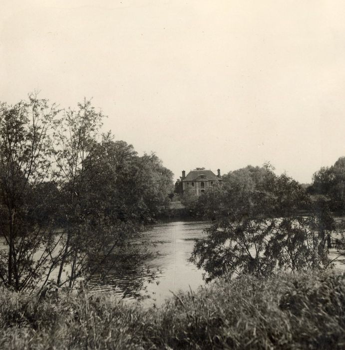 vue partielle du manoir dans son environnement depuis la berge Nord de la Seine