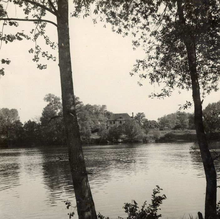 vue partielle du manoir dans son environnement depuis la berge Nord de la Seine