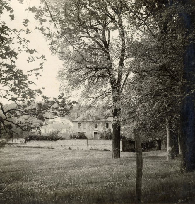 Vue partielle du manoir dans son environnement depuis le Sud