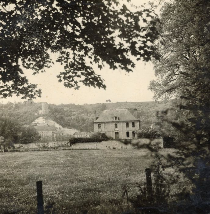vue partielle du manoir dans son environnement depuis le Sud