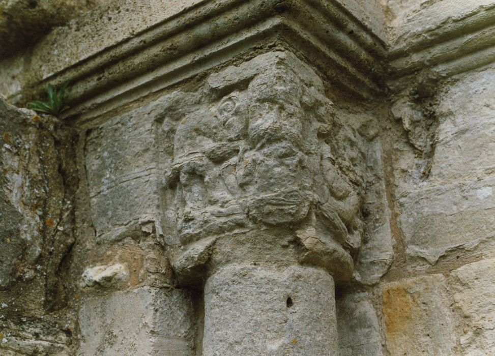 portail d’accès sud, détail d’un chapiteau sculpté