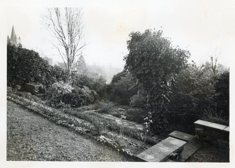 vue partielle du jardin