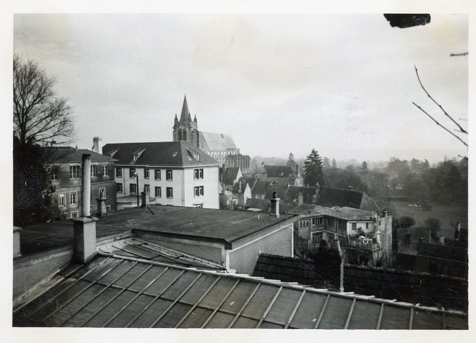 vue générale de l’environnement depuis la terrasse du 1er étage en direction du Nord-Est