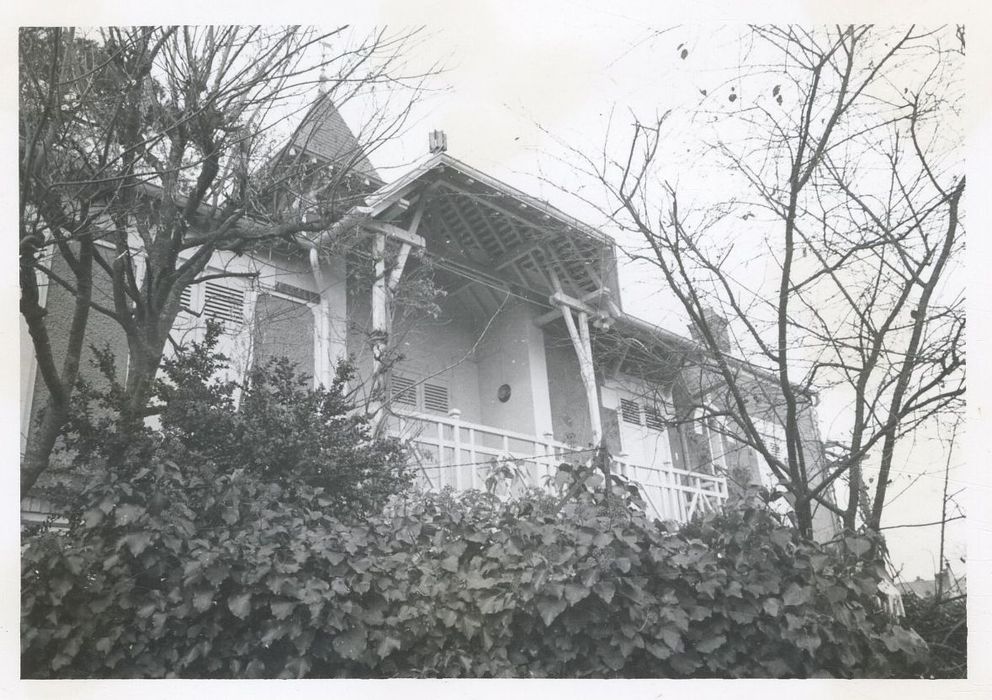 façade sud-est, vue partielle