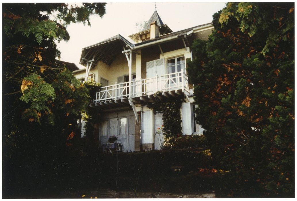 façade sud-est, vue partielle