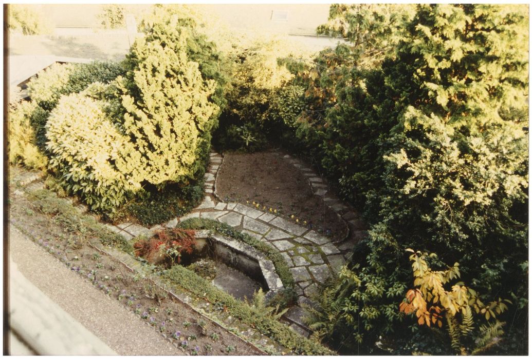 vue partielle du jardin au sud-est
