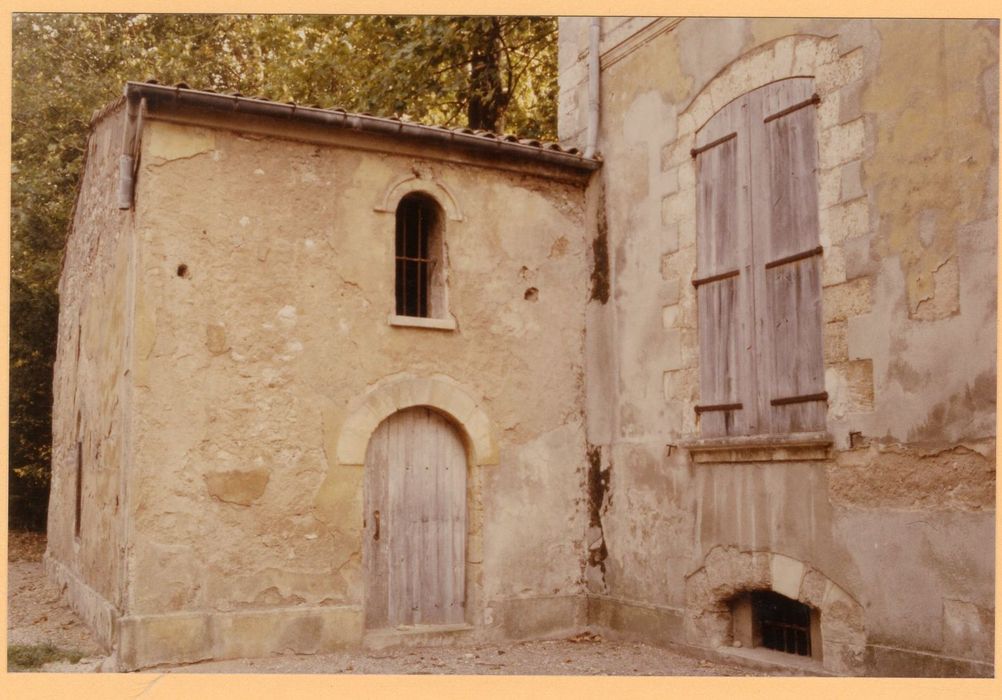 bâtiment accolé à l’angle nord-ouest