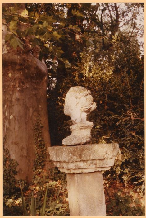 statue (fragment) : Tête féminine