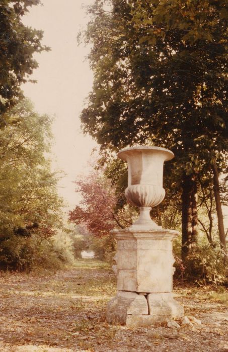 parc, vue d’une allée et d’un vase monumental