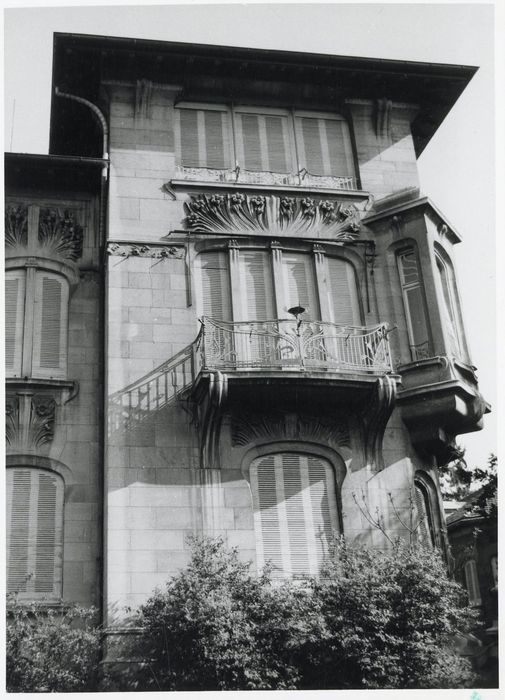 façade sur rue, vue partielle