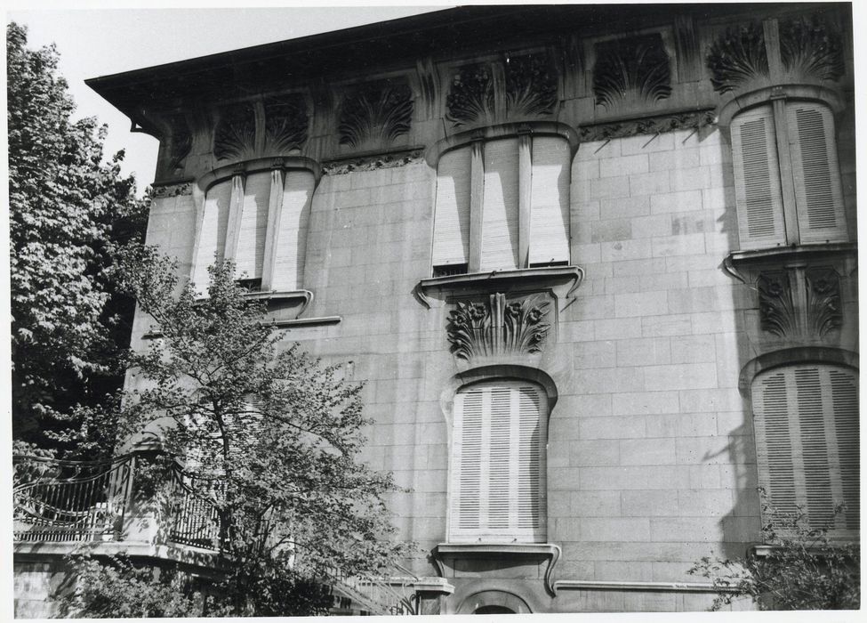 façade sur rue, vue partielle
