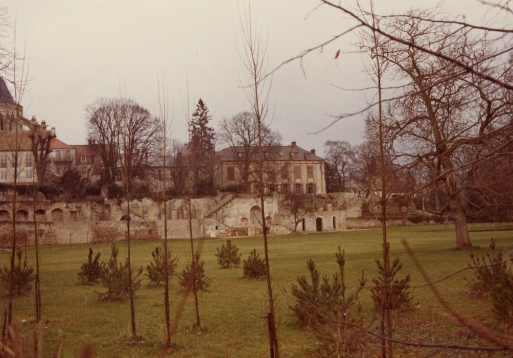 vue partielle de la maison et des remparts depuis le Sud