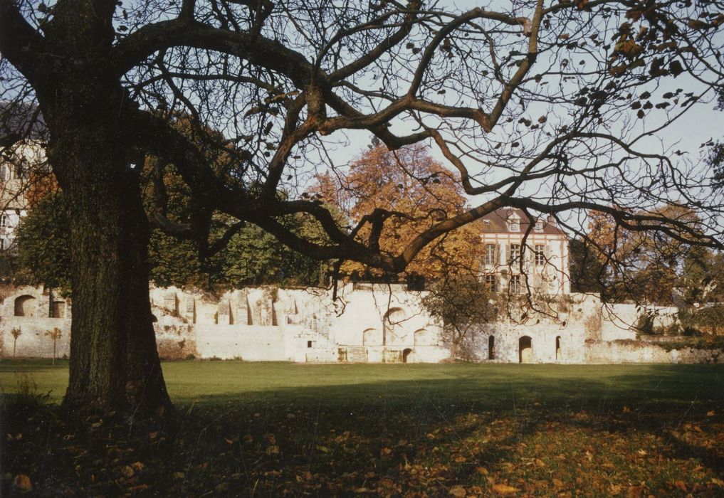 vue partielle de la maison et des remparts depuis le Sud