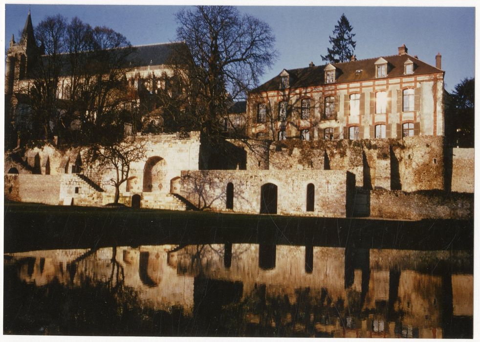 vue partielle de la maison et des remparts depuis le Sud