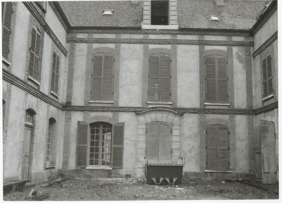 façades nord et ouest sur cour, vue partielle