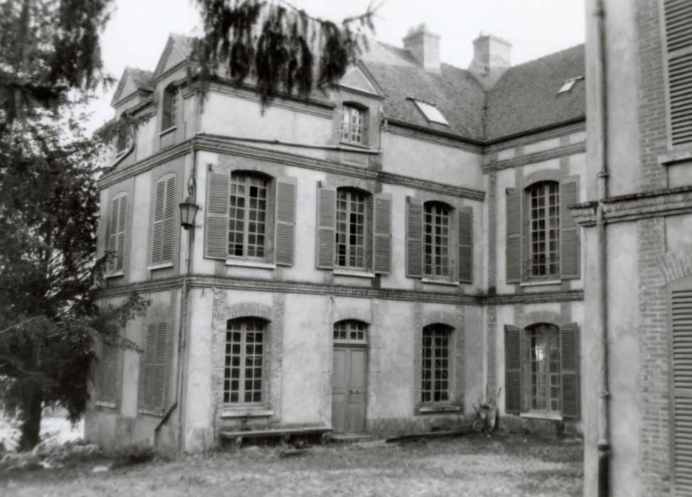 aile est, façades nord et ouest sur cour